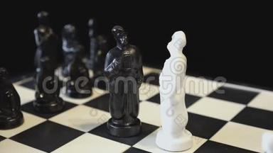 两个棋王，<strong>黑白</strong>两色，面对面的对着一个旋转的<strong>黑白</strong>棋盘.. 以国际象棋的形式